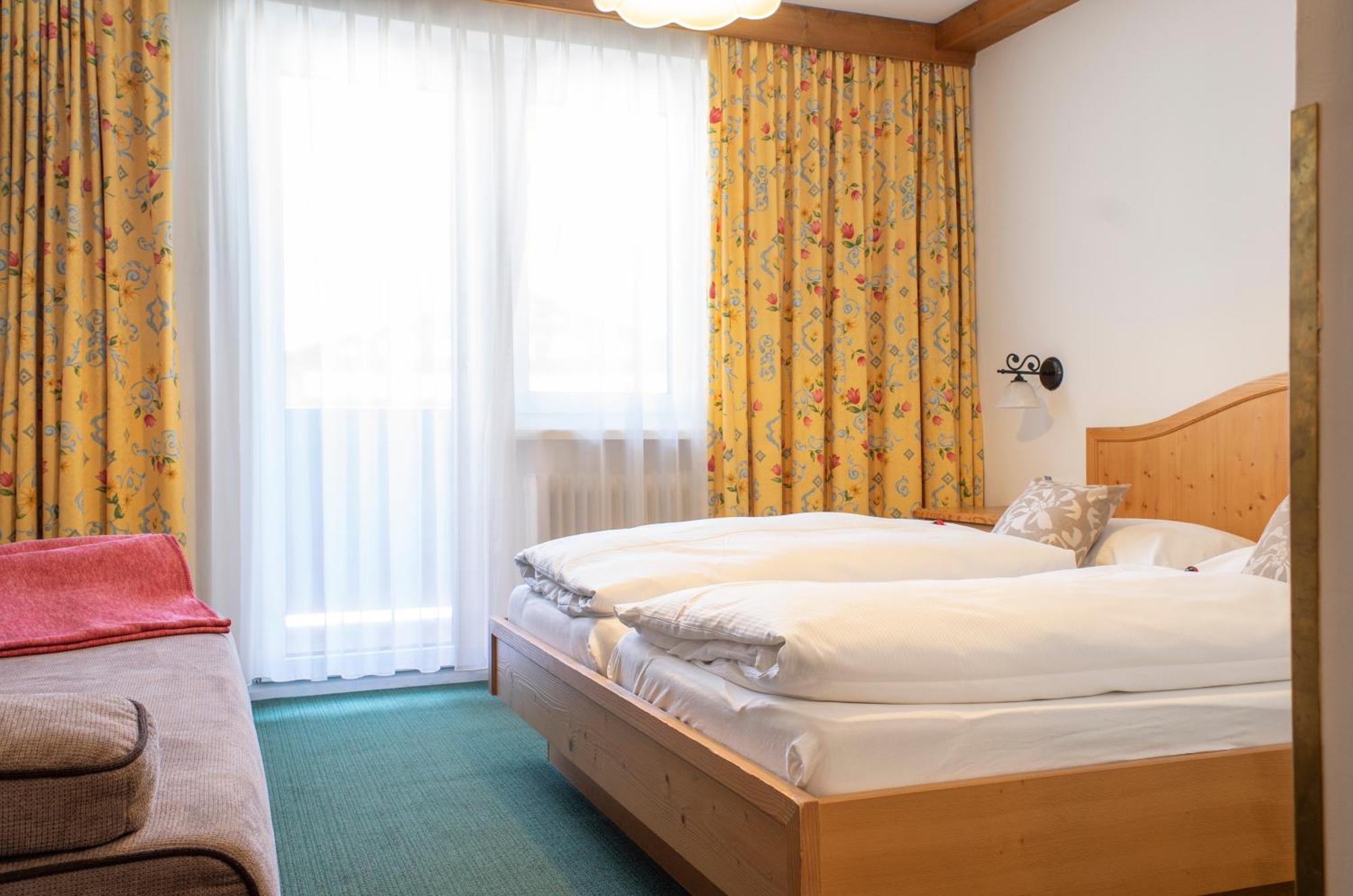 Hotel Garni Wieshof เราริส ภายนอก รูปภาพ