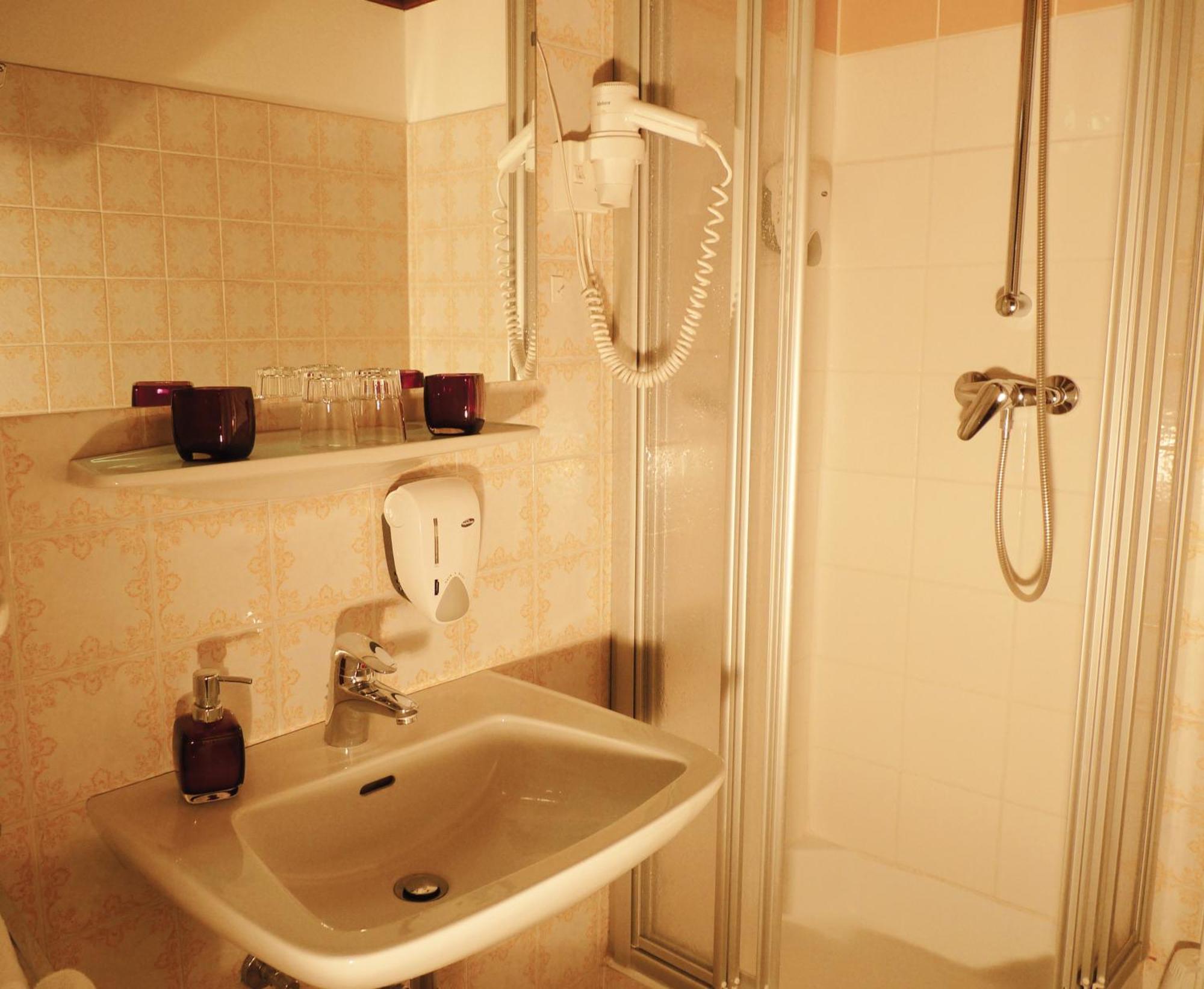 Hotel Garni Wieshof เราริส ภายนอก รูปภาพ
