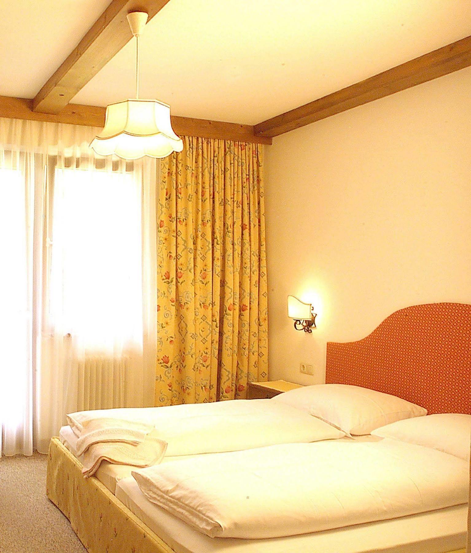 Hotel Garni Wieshof เราริส ภายนอก รูปภาพ